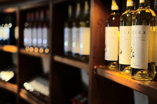 Organisation et rangement de la cave à vin : conseils et astuces pour optimiser l'espace et faciliter l'accès aux bouteilles